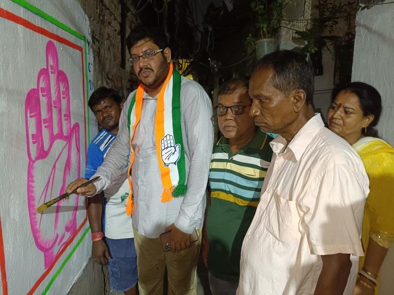 Ashutosh, the Congress candidate from Rashbehari, is desperate to win the hearts of the people (3)