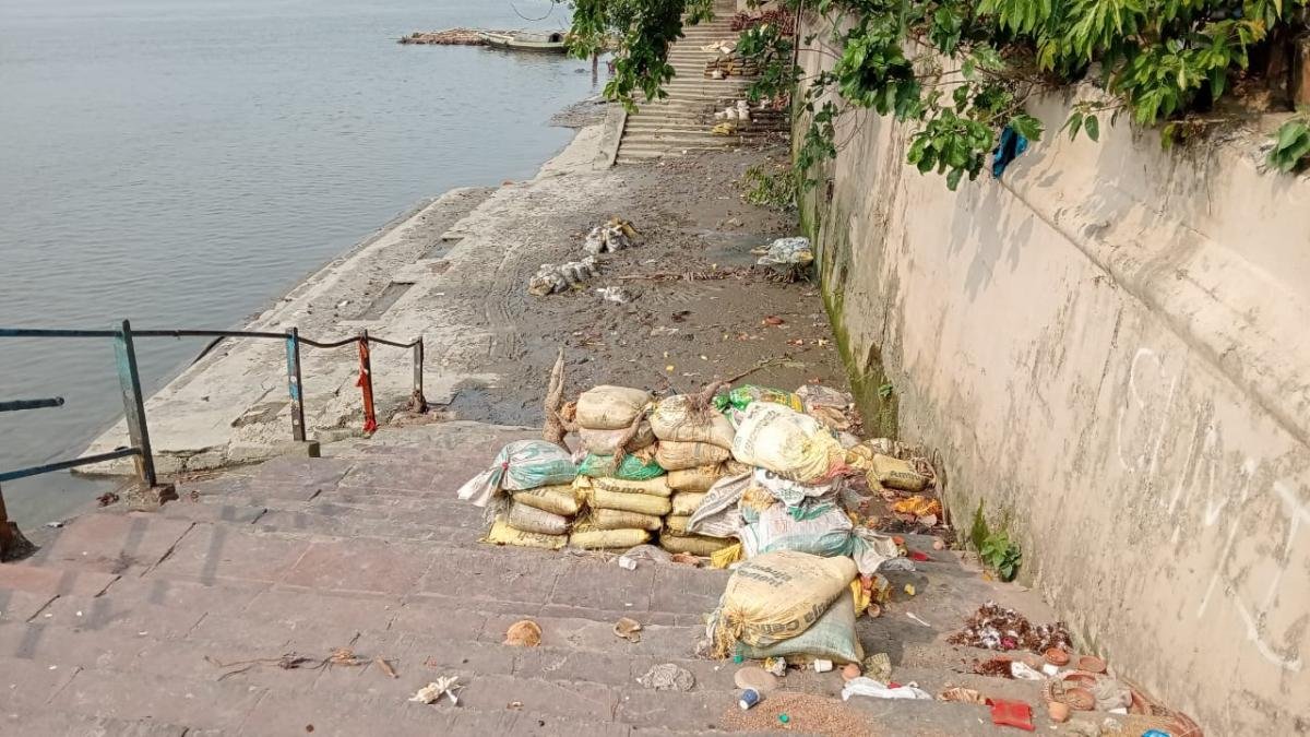 Dirt-is-accumulating-on-the-roadside-the-environment-is-being-polluted-Neha-Banerjee-2