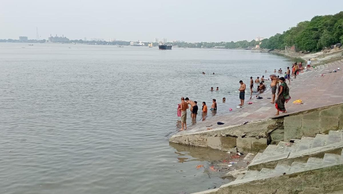 Dirt-is-accumulating-on-the-roadside-the-environment-is-being-polluted-Neha-Banerjee-3