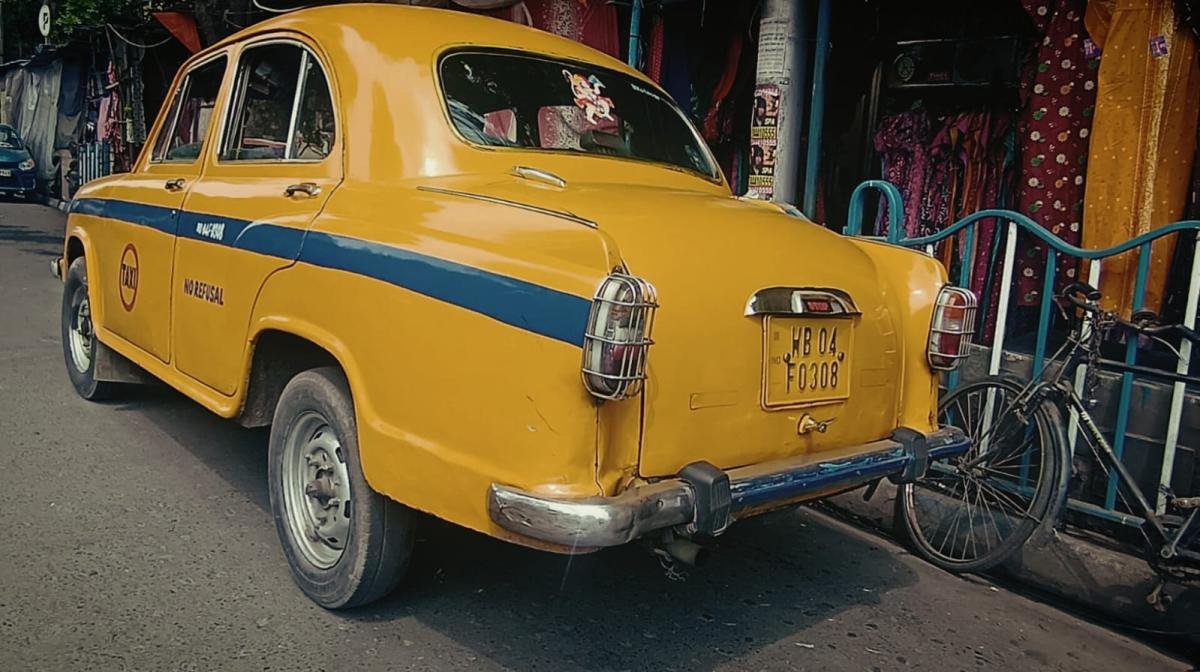 Old-love-yellow-taxi-in-the-city-of-Kolkata-3