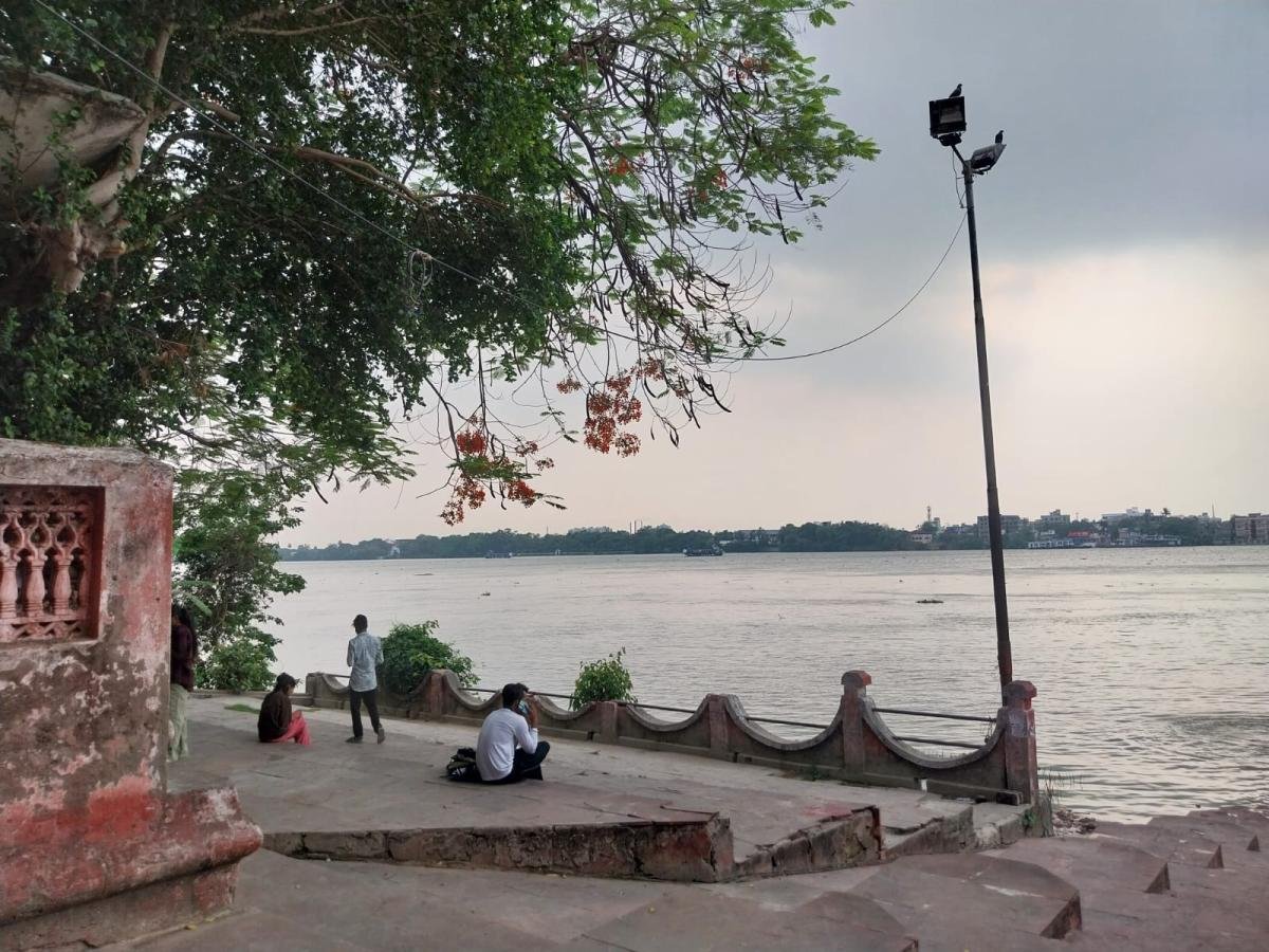 Sunlight-on-the-banks-of-the-Ganges-Olivia-Mondal-4
