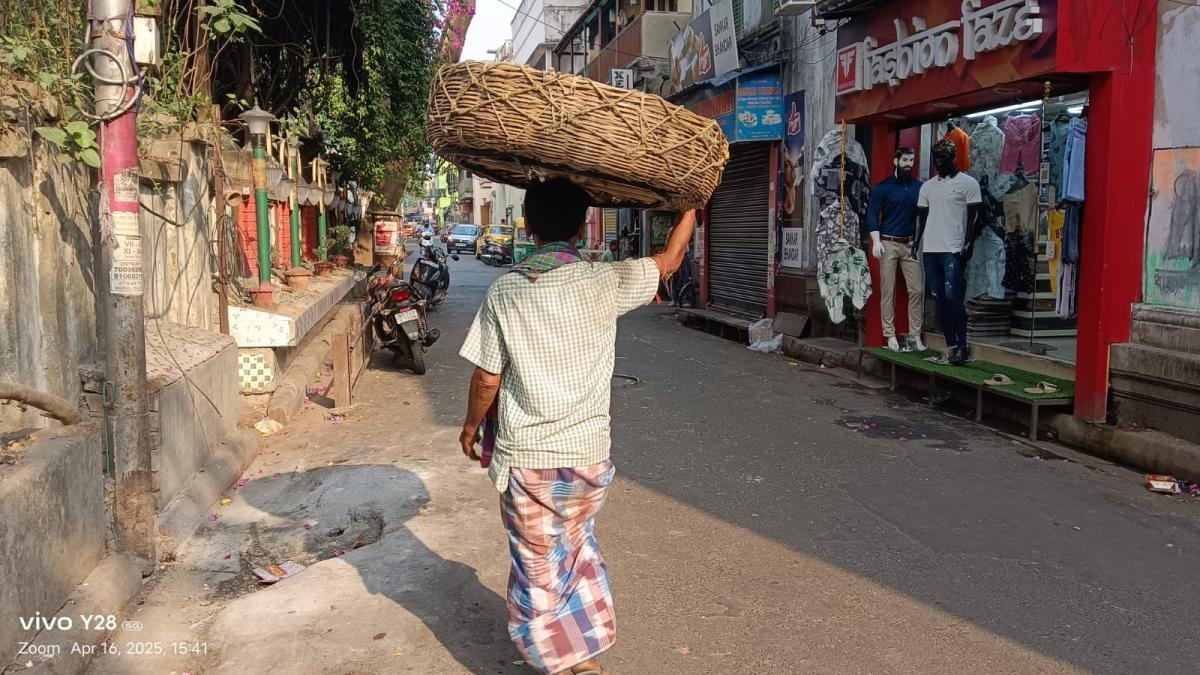 Tired-from-the-scorching-heat-of-the-sun-yet-not-resting-Jhum-Dutta-2