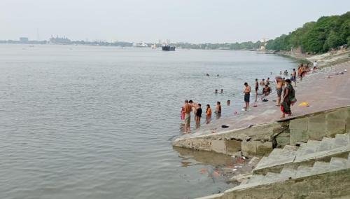 Dirt-is-accumulating-on-the-roadside-the-environment-is-being-polluted-Neha-Banerjee-3